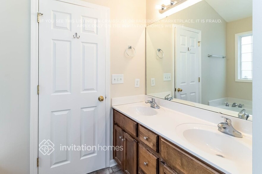 Building Photo - 400 Bennington Dr