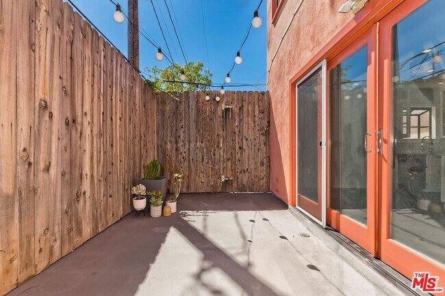 Building Photo - 1400 Hayworth Ave