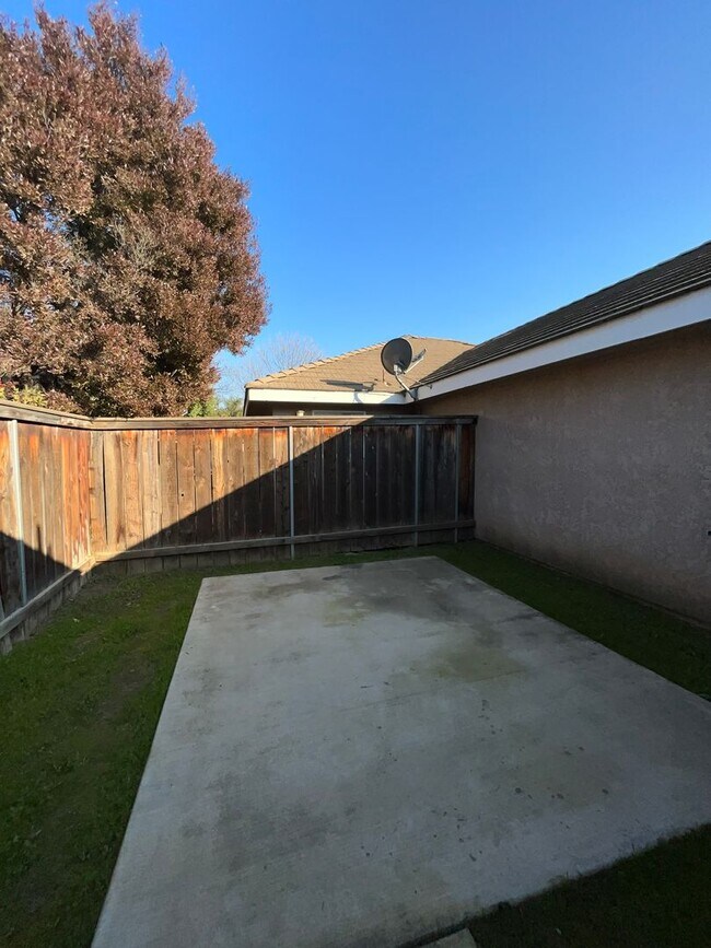 Building Photo - 2404