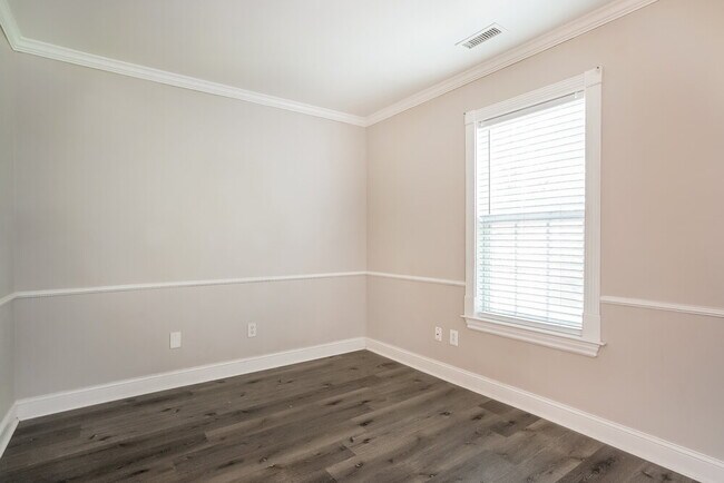 Building Photo - 5001 Satinwood Dr