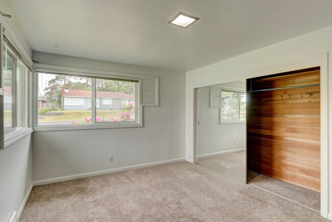 Building Photo - 3 Bedroom 2 Bath Home near Heart of Oak Ha...
