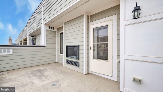 Building Photo - 513 Riversail Ln