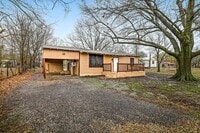 Building Photo - Welcome to your newly updated 2 bedroom, 1 bath home!