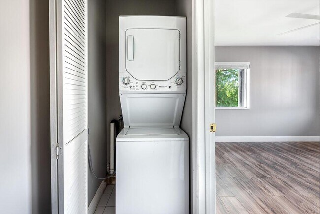 Building Photo - 2140 Sherwood Forest Blvd