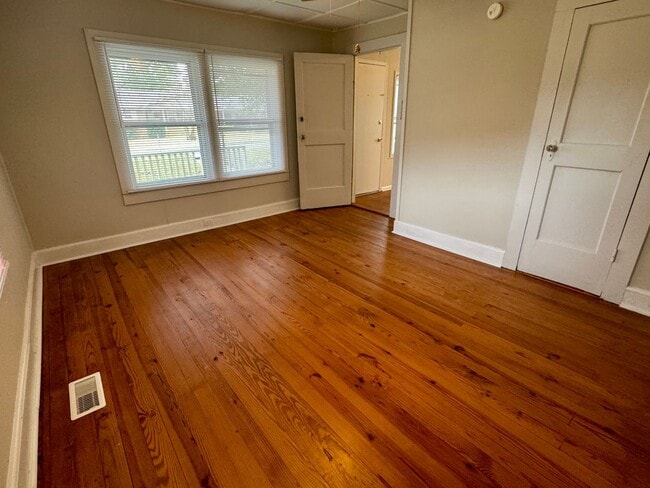 Building Photo - Move in Ready!