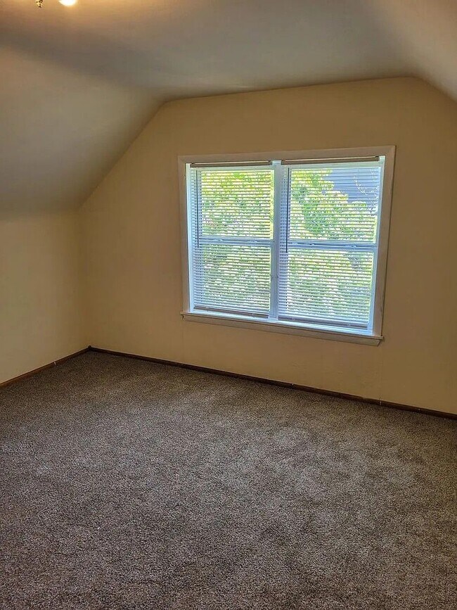 Building Photo - 3 bd, 2 ba house in east campus across from Boone Hospital, walk to campus and downtown, great sh...