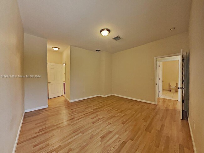 Building Photo - 8101 Madison Lakes Cir S