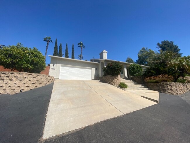 Building Photo - Beautiful 5 Bed, 2 Bath with Large Yard in Mount Helix!!