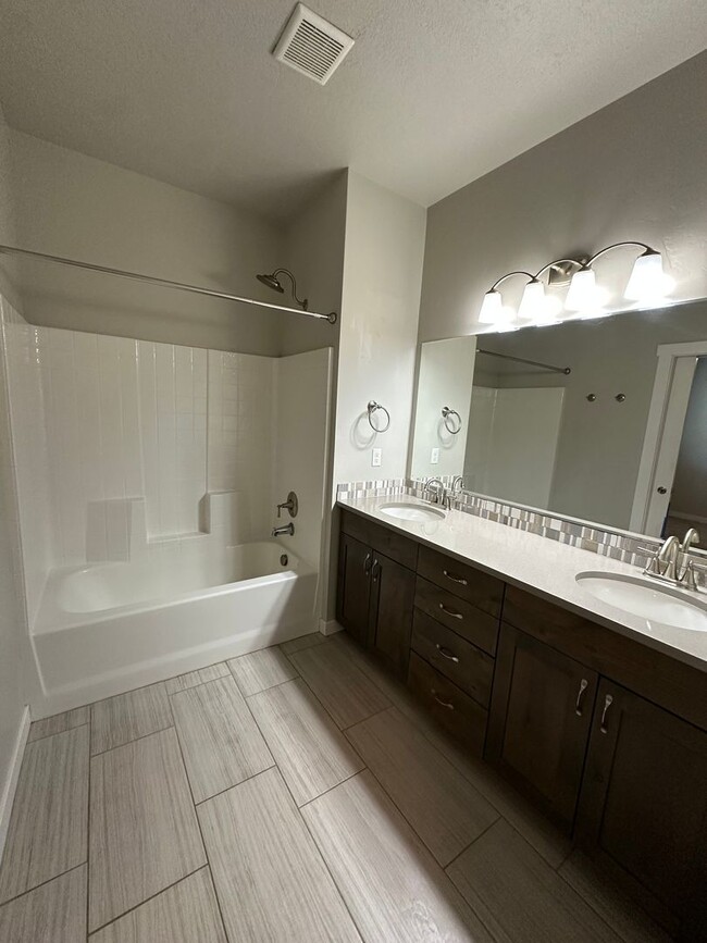 Building Photo - Modern Townhome Near Eagle Greenbelt..3-be...