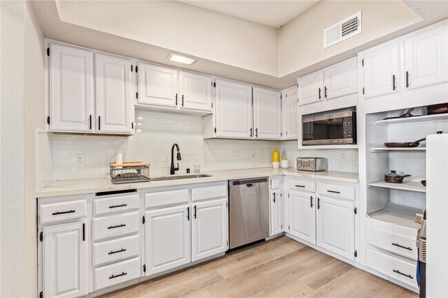 Building Photo - 1028 Nassau Dr