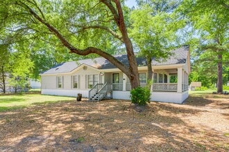 Building Photo - Spacious 3 Bed 2 Bath Home on Large Lot - NO HOA!