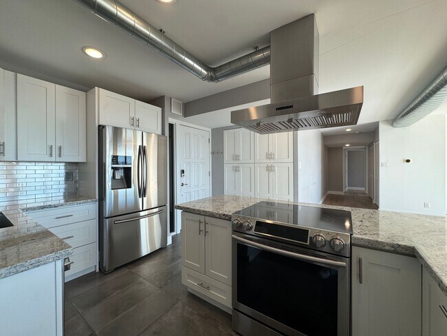 Building Photo - Luxury 2 Bedroom Condo Available at Regency House in Central Phoenix!