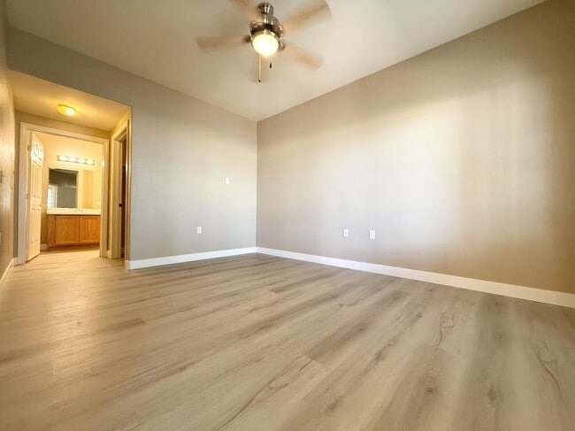 Building Photo - Gated condo boasts 2 bedrooms and 2 bathrooms