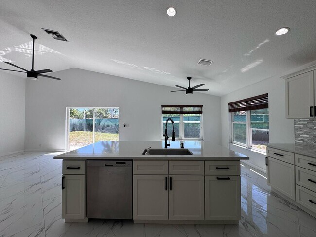 Building Photo - 240 Malibu Cir