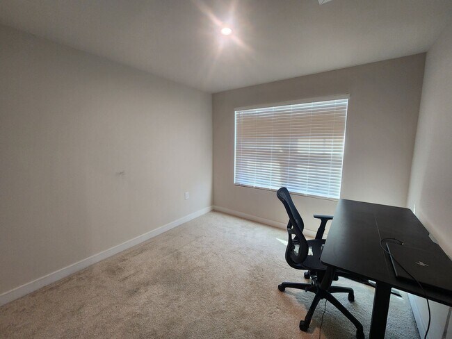 Building Photo - 3 Bedroom Townhome in Troutman