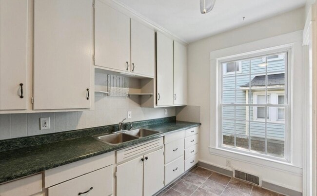 Building Photo - 506 W Oakland Ave