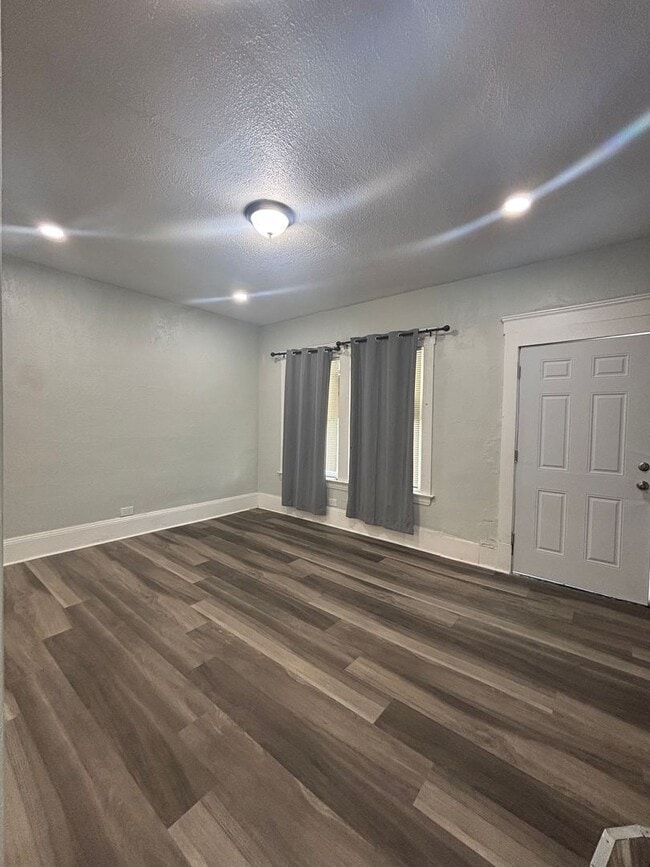 Building Photo - 13721 Beachwood Ave