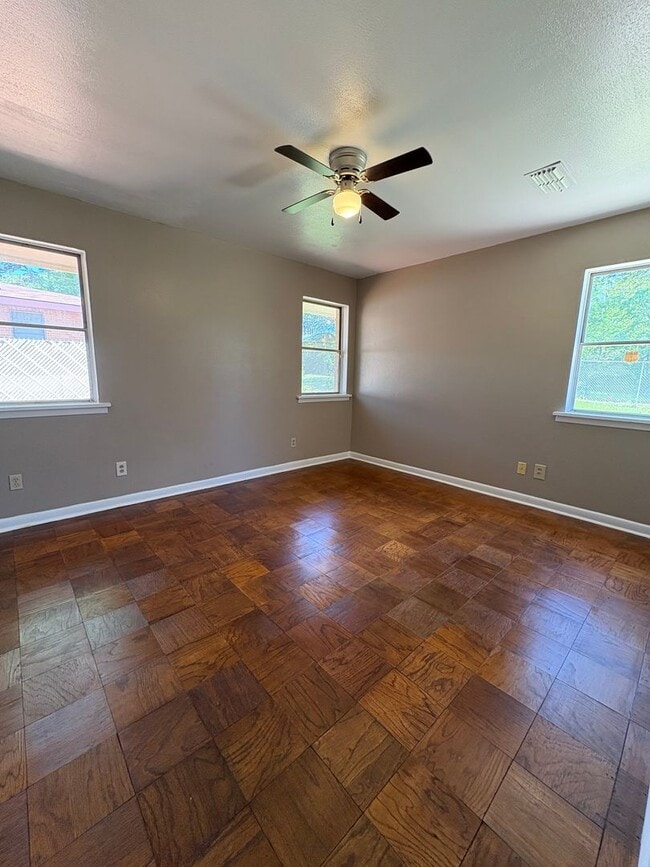 Building Photo - Gorgeous 4 bedroom/1 bath with Central Air and Heat!