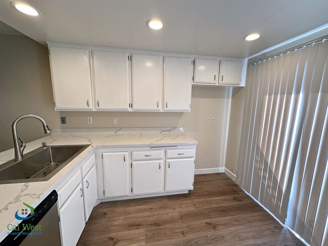 Building Photo - $3750 - Remodeled  3 Bed/2.5 Bath Townhome...