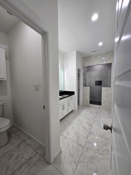 Building Photo - 918 N Woodson Ave