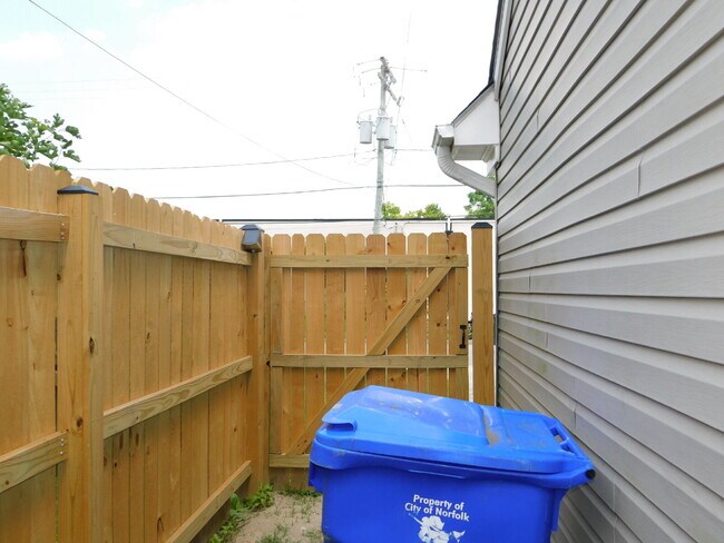 Building Photo - "Spacious 4-Bedroom Gem on Hughart Street with 2.5 Bathrooms and 2108 Sq. Ft. of Comfort!"