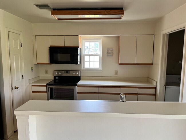 Building Photo - Great ‘Seven Oaks’ 3 Bedroom Condo