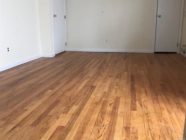 Building Photo - 206-18 45th Rd