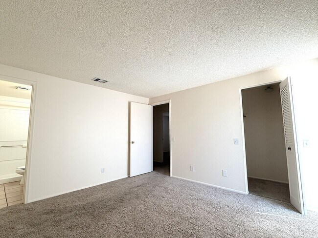 Building Photo - 2126 N Villas Ln