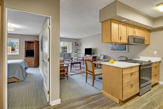 Building Photo - Perfect Downtown Furnished 1 BR Apartment