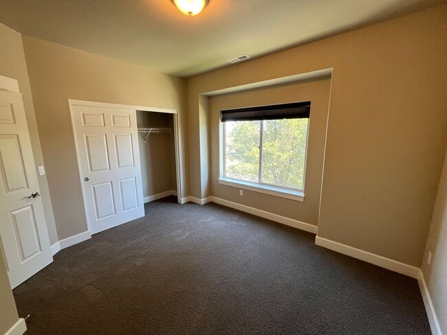 Building Photo - Spacious 3-Bed, 2.5 Bath Home with Communi...