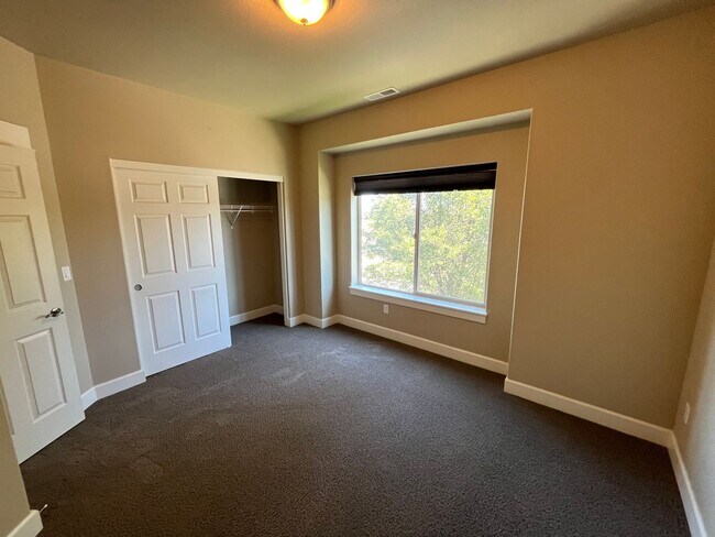 Building Photo - Spacious 3-Bed, 2.5 Bath Home with Community Pool in NE Bend