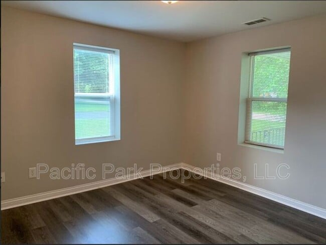 Building Photo - 3419 S Parker Ave