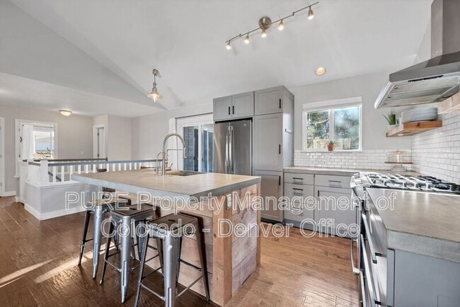 Building Photo - 2866 Fernwood Pl