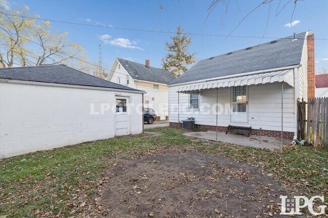 Building Photo - 4336 Lyman Ave