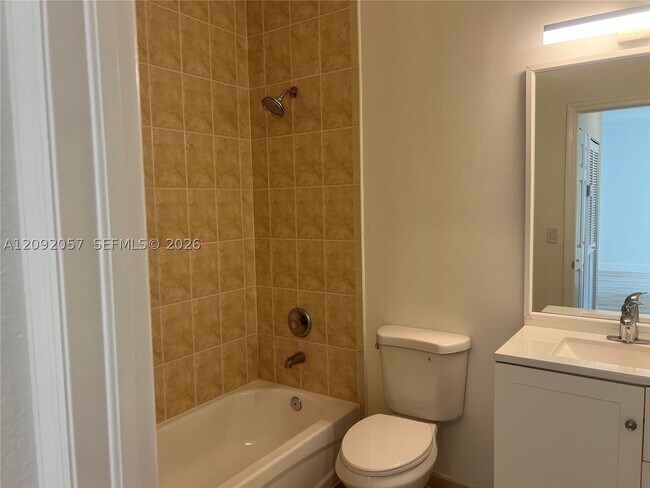Building Photo - 372 NE 26th Pl