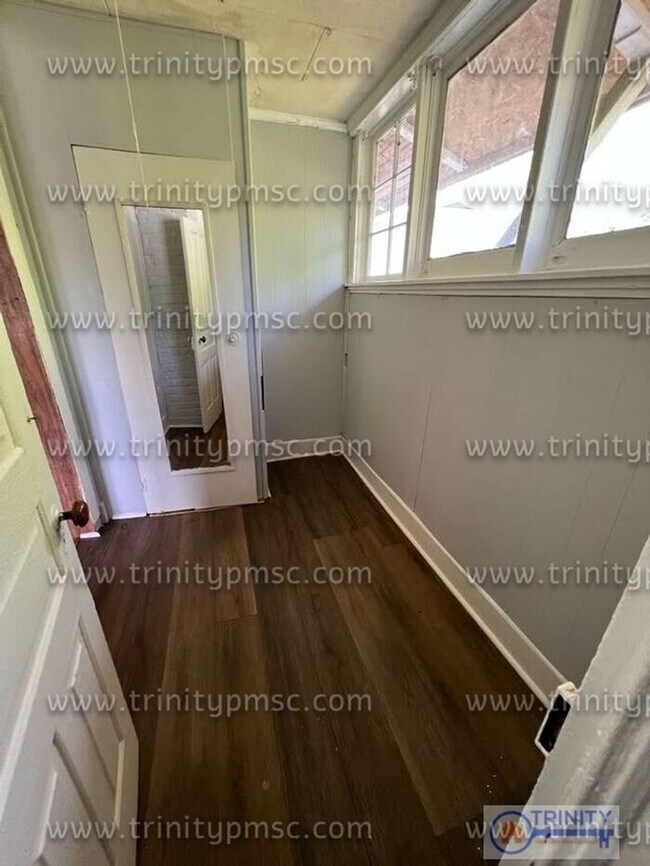Building Photo - Huge 4 Bed House!