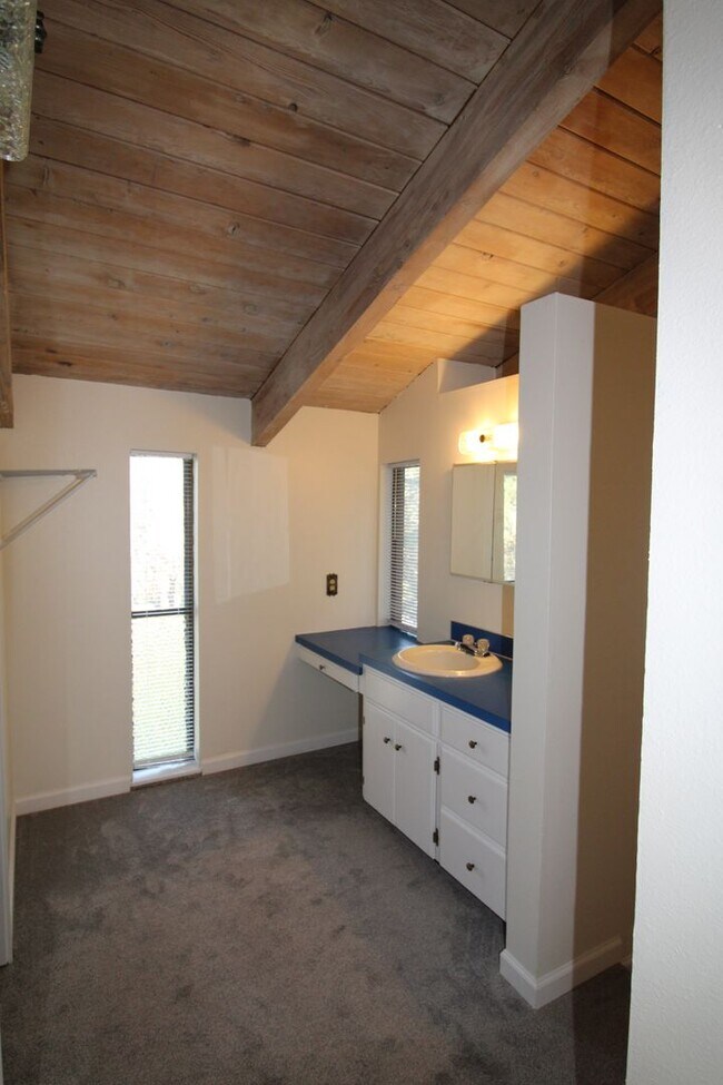 Building Photo - SPACIOUS 3+ BEDROOM SALMON CREEK/MOUNT VISTA MULTI-LEVEL HOME WITH LARGE FENCED YARD!
