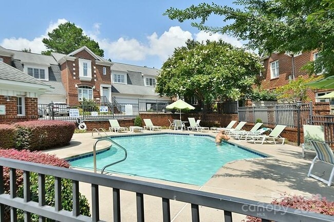 Building Photo - 4939 S Hill View Dr