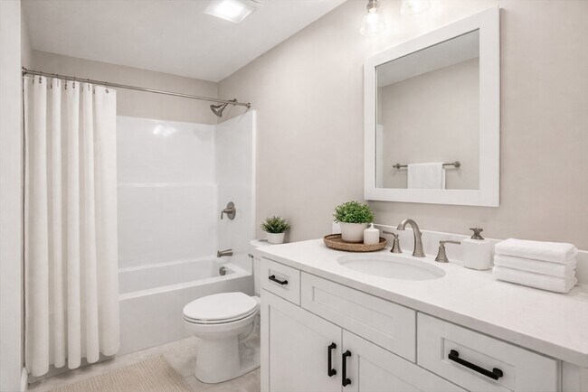 Building Photo - 515 Mendon Rd