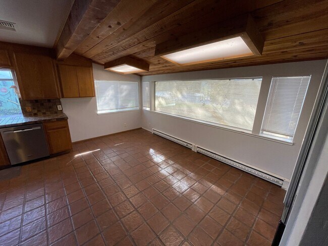 Building Photo - Butte Valley 3 bed 2 bath home, Privacy, n...