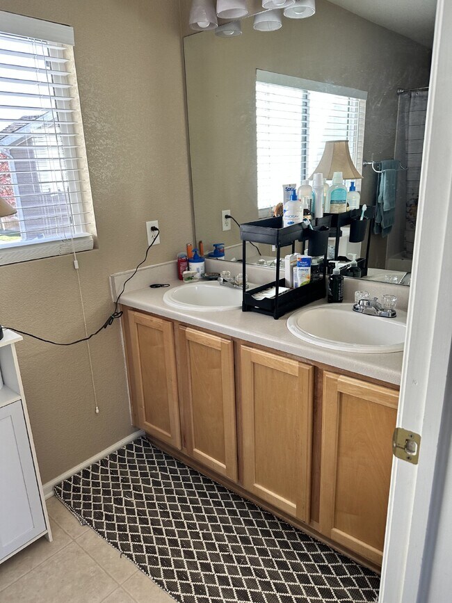 Building Photo - "Spacious & Stylish 3-Bed Townhouse in Eng...