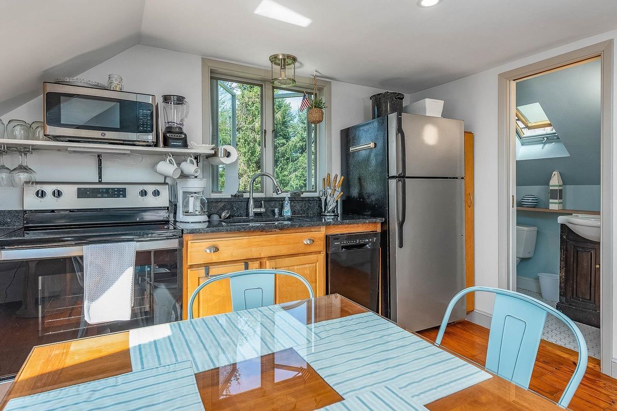 Building Photo - 1497 Ocean, Unit #1 Carriage House