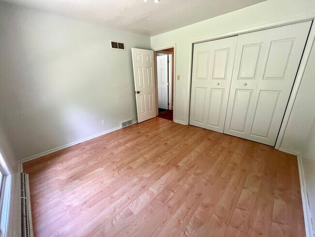 Building Photo - Cranberry - 6 bedroom 4 bathroom - Stunnin...