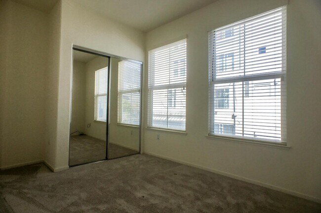 Building Photo - 204 Town Green Ln