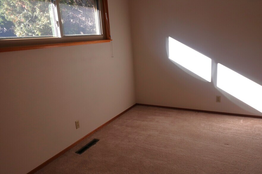 Building Photo - 2405 Lester Rd