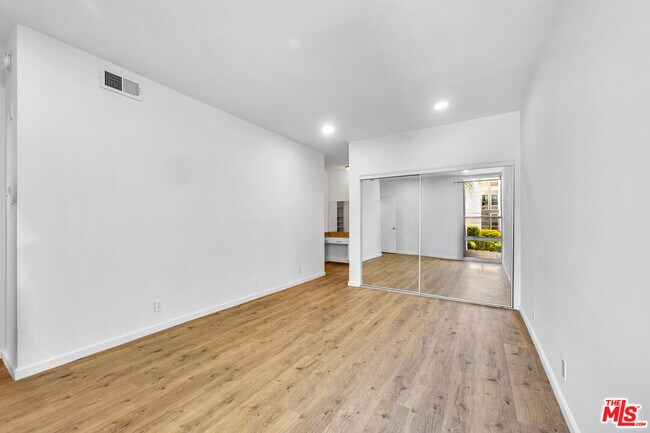 Building Photo - 14144 Dickens St