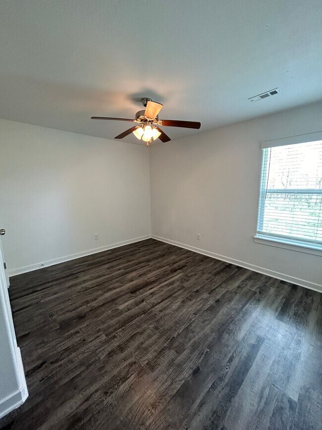 Building Photo - 636 Hidden Springs Dr