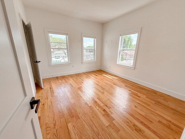 Building Photo - 232 Lynnfield St