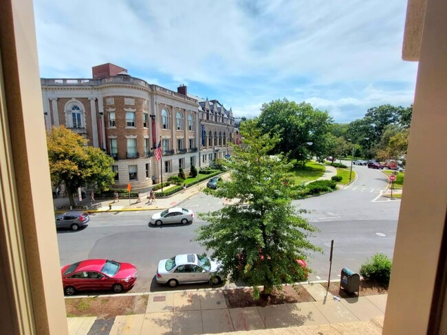 Beautiful views on the Back Bay Park - 64 Charlesgate E