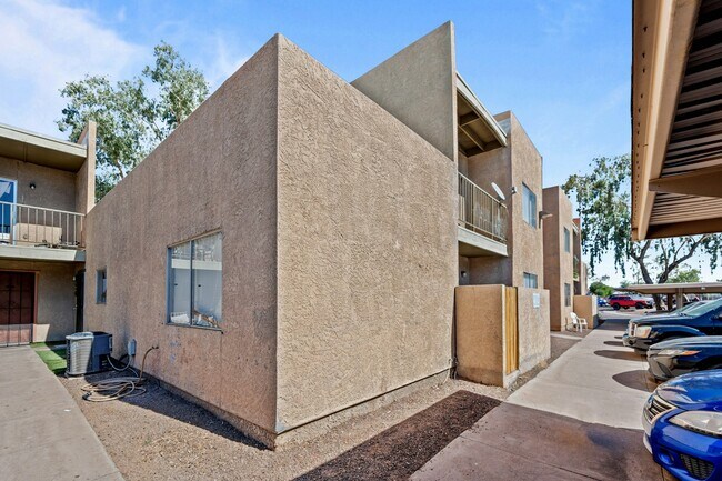Building Photo - 2814 E Marconi Ave